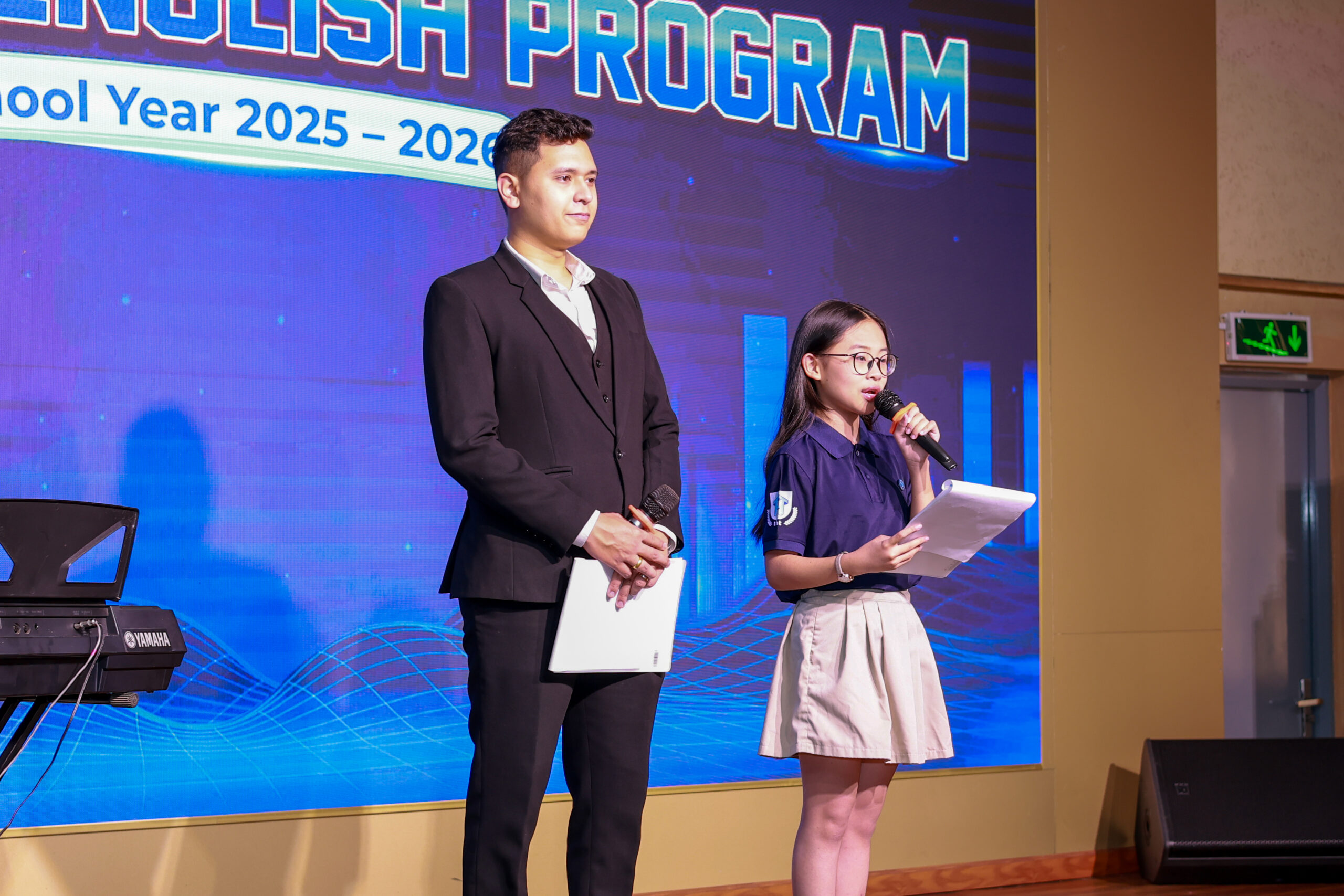 Sự dẫn dắt của 2 MC chương trình học viên Trúc Phương theo học tại THT 9 năm và Mr. Jorge - giáo viên chương trình tiếng Anh học thuật của THT