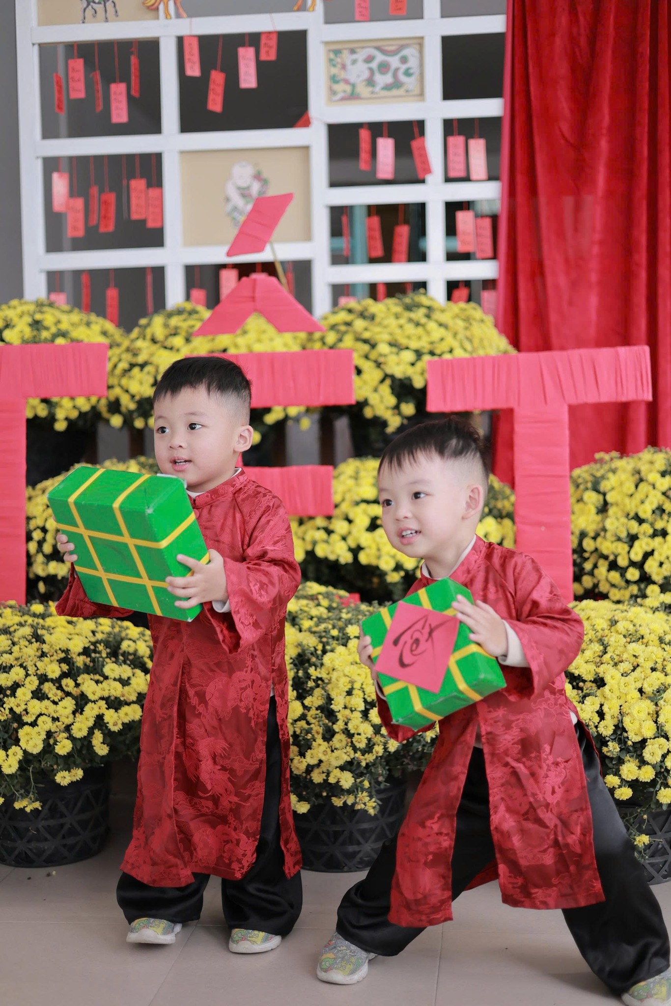 Những tà áo dài được các bạn nhỏ Mầm non diện trong dịp Tết thật xinh xắn và đáng yêu. Qua đo cũng giúp các bạn hiểu hơn về tà áo truyền thống mỗi dịp Tết của người Việt