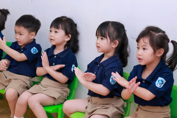 Nen-cho-con-hoc-tieng-anh-tu-may-tuoi